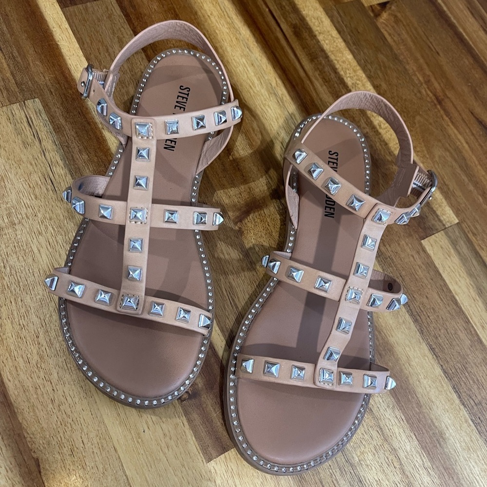 STEVE MADDEN  Girls Sz 1 like new nude color